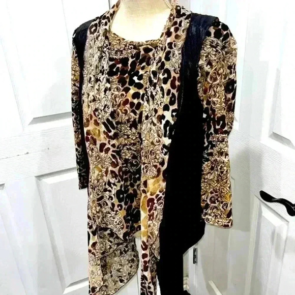 Chicos Easy wear Shirt/ vest 2 piece Set Size 1  Faux Suede Vest Abstract Animal - Picture 1 of 11